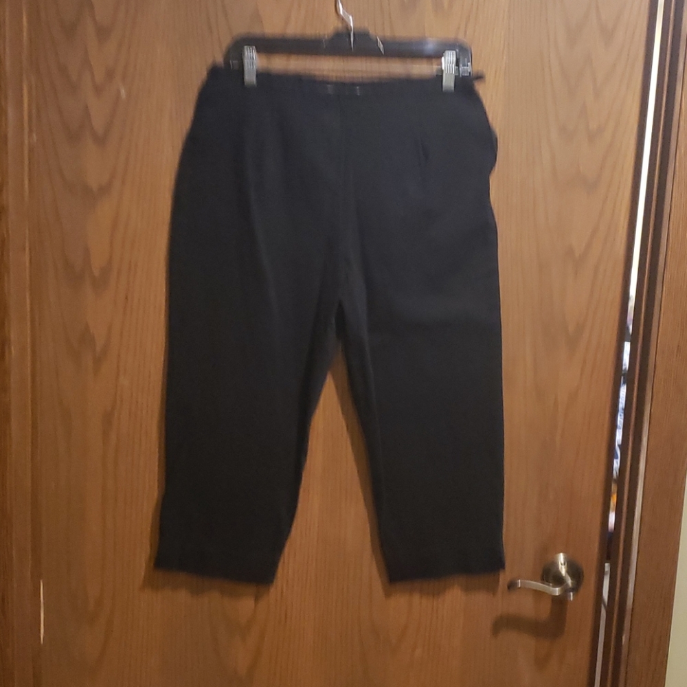 Black capris
